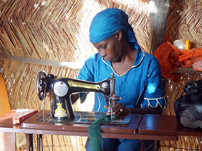 Cours de couture pour les femmes en Afrique de l’Ouest